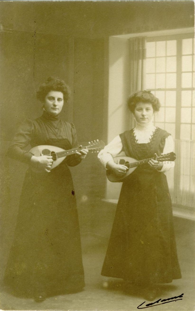 Zwei Frauen mit Mandolinen