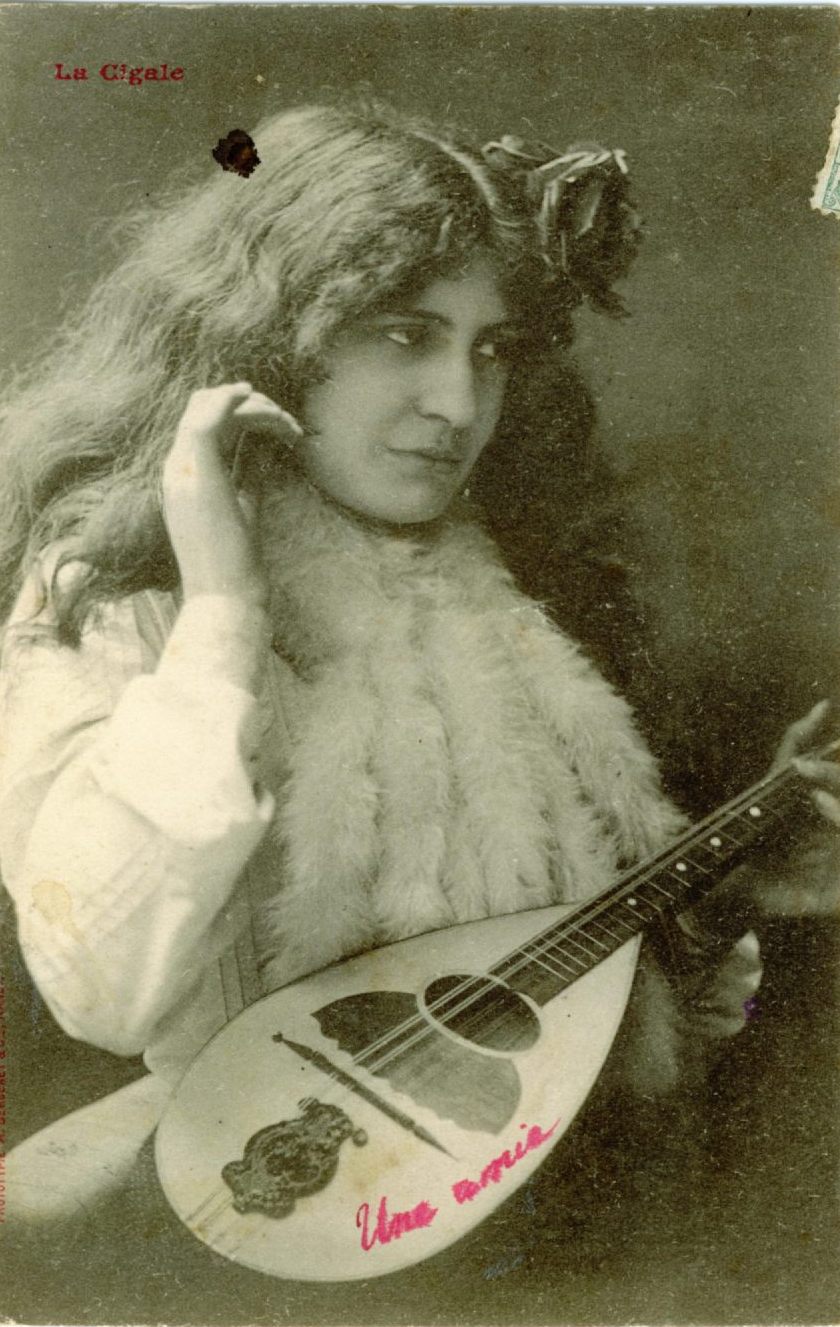 Alte Postkarte Frau mit Mandoline La Cigale