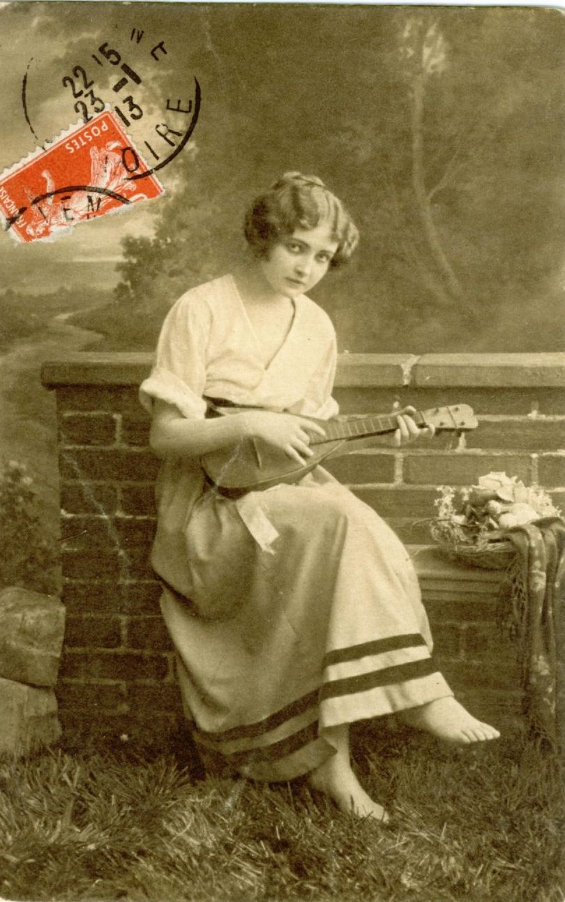 Alte Postkarte Frau mit viersaitiger Mandoline 