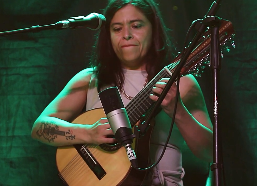 Dora Corita Rojas mit Mandoline Instrument des Jahres Mandolinenspieler des Tages