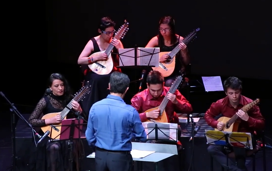 Dora Corita Rojas mit Mandoline Instrument des Jahres Mandolinenspieler des Tages